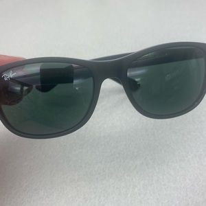 Black Ray-Bans